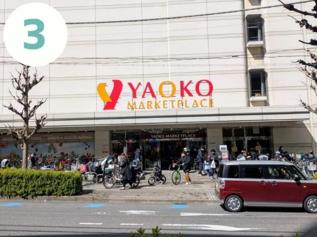 右手にスーパー「ヤオコー」が見える通りです